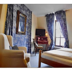 Hotel Der Platengarten - Guestroom hotel room hotel Platengarten Ansbach, visavis of the castle, Hohenzollern Residenz.