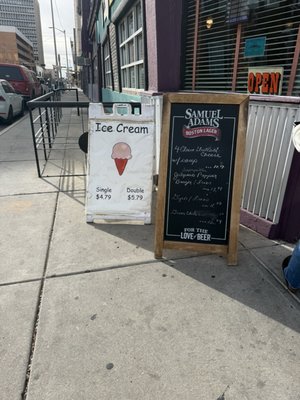 Lindy's Diner by null