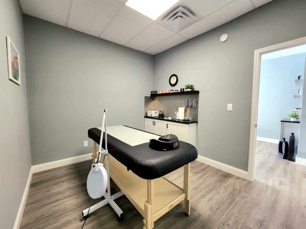 K&M Waxing and Laser Center Logo