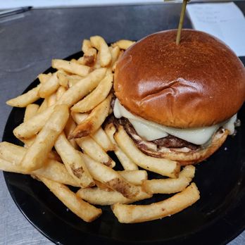 Maui Brewing - Mushroom Swiss burger - Brewpubs Near Me - Lahaina, Hawaii