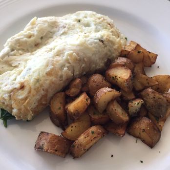 Mt Ada - Omelette with breakfast potatoes - Bed & Breakfast Near Me - Avalon, California Mt Ada - Omelette with breakfast potatoes - Bed & Breakfast Near Me - Avalon, California