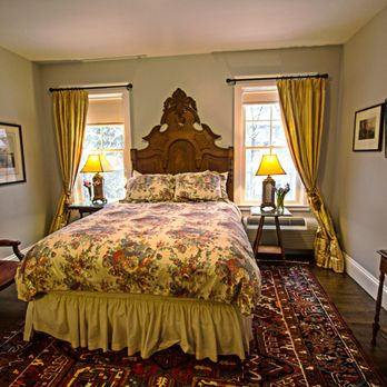 Samuel Sewall Inn - Room 11. Deluxe suite with a queen sized bed. - Bed & Breakfast Near Me - Brookline, Massachusetts Samuel Sewall Inn - Room 11. Deluxe suite with a queen sized bed. - Bed & Breakfast Near Me - Brookline, Massachusetts