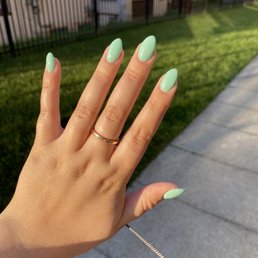 Fresh acrylic set with mint gel (#427) polish. Shape=almond. :) how gorgeous! Fresh acrylic set with mint gel (#427) polish. Shape=almond. :) how gorgeous!