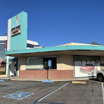George's 50's Diner - Exterior and signage - Diners Near Me - Long Beach, California