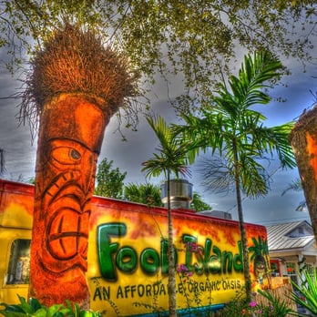 Food Island Truck - food truck parked in front of palm trees - Food Trucks Near Me Food Island Truck - food truck parked in front of palm trees - Food Trucks Near Me