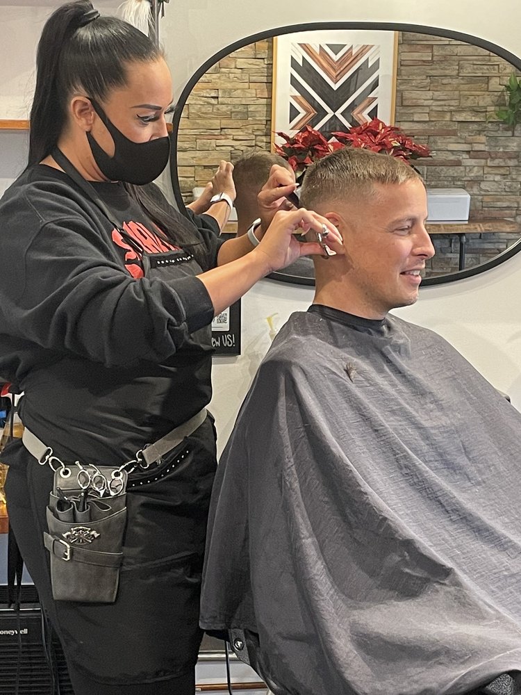 V Master Barber & Stylist Logo