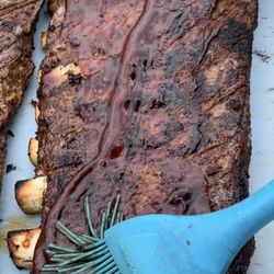 Sempre Fame BBQ - Saucing the Ribs