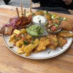 Macondo - Picada grande mit Yuca frita, chicharron, empanadas etc.