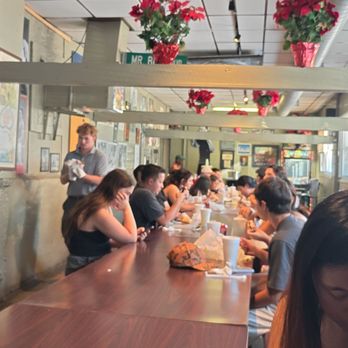 Mr. Beef - Dining area - Fast Food Near Me - Chicago, Illinois