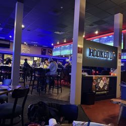 Hooked Up Ale House & Raw Bar - Interior