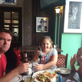 Con Murphy's - Family enjoying lunch on 4th of July! - Irish Near Me - Philadelphia, Pennsylvania