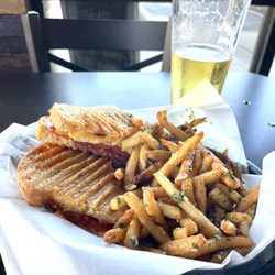 Rail House Pub & Grill - Mac n' Cheese panini with pepperoni, garlic fries and a cold beer.