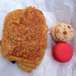 Les Saveurs de Batignolles - Boulangerie Julien - Chocolate croissant and macarons