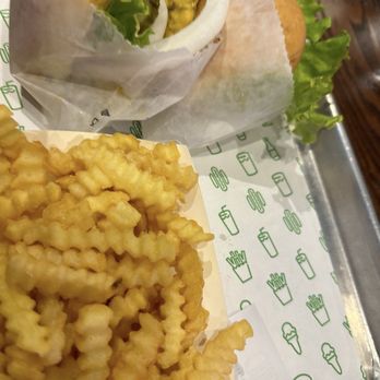 Shake Shack Leicester Square - Burgers Near Me - London, XGL Shake Shack Leicester Square - Burgers Near Me - London, XGL