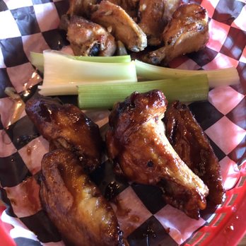 Briquettes Smokehouse - Garlic butter wings and bbq wings - Smokehouse Near Me - Ashtabula, Ohio