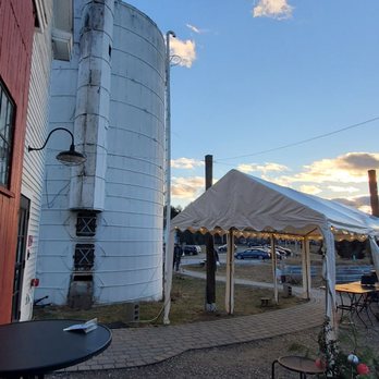 Throwback Brewery - Great entrance! - Breweries Near Me - North Hampton, New Hampshire Throwback Brewery - Great entrance! - Breweries Near Me - North Hampton, New Hampshire