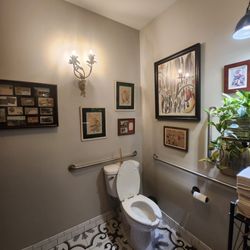ThreeBirds Coffee House - Bathroom