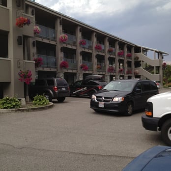 Accent Inns - Back of the inn away from the street - Hotels Near Me - Kelowna, British Columbia