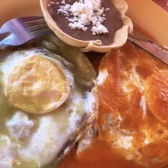 Carnitas Michoacán - Huevos divorciados - Mexican Near Me - Cancún, ROO