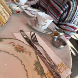 All the table setting pieces are beautiful! All the table setting pieces are beautiful!