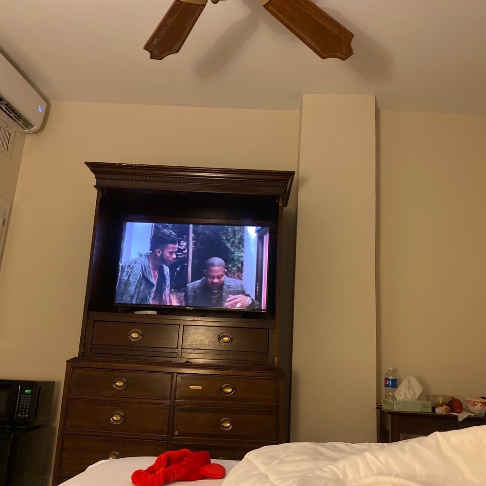 Tiny room. Tiny room.