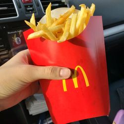 McDonald's - Large $1 Fry || IG: @misspiggyeats