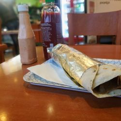 Neudorf Kebab und Pizzakurier - Etwas ungewöhnlich finde ich die asiatische Chili-Sauce, die hier Standard zu sein scheint.