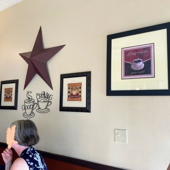 The Parkside Cafe - Some of the recently outdated but tastefully arranged decor - Cafes Near Me - Bristol, Connecticut