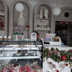 Mann & Co Bakeshop - Inside the bakeshop with holiday decor