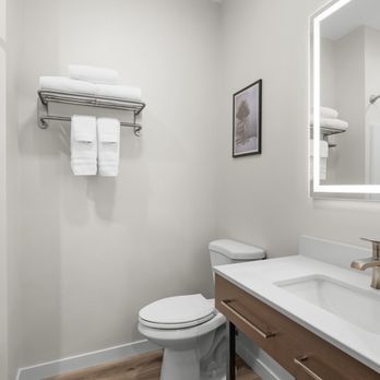 Cedar Street Hotel & Suites - Monarch suite guest bathroom - Hotels Near Me - Sandpoint, Idaho Cedar Street Hotel & Suites - Monarch suite guest bathroom - Hotels Near Me - Sandpoint, Idaho