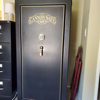 San Diego Divine Movers - This monster weighed a TON!! And it barely squeaked through the doorframe. Whew!! Great job, Alex!!! - Movers Near Me San Diego Divine Movers - This monster weighed a TON!! And it barely squeaked through the doorframe. Whew!! Great job, Alex!!! - Movers Near Me
