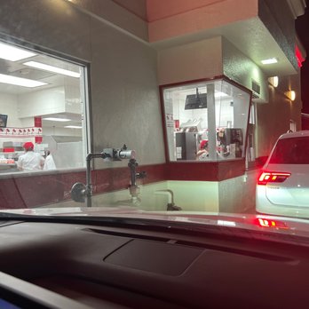In-N-Out Burger - Drive thru efficiency - Burgers Near Me - Sherman Oaks, California