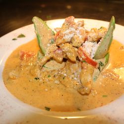 El Aguila Mexican Restaurant - Chicken Stuffed Avocado
In a white wine, roasted garlic and tomato cream sauce.