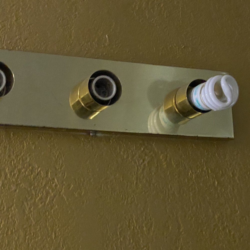 Townhouse Motel - More missing bulbs perhaps someone was using them to smoke crack cocaine - Hotels Near Me - Sanger, California Townhouse Motel - More missing bulbs perhaps someone was using them to smoke crack cocaine - Hotels Near Me - Sanger, California