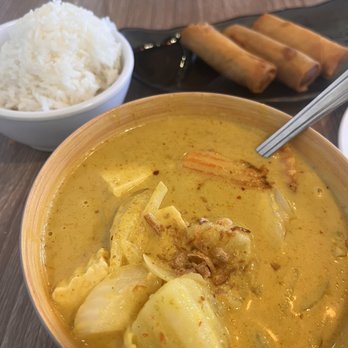 Siam Station - Yellow Curry with Jasmine Rice Egg Rolls (5) - Thai Near Me - Irvine, California