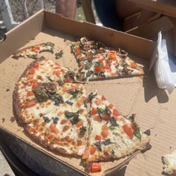Bucettis Beach Pizza - Margarita pizza