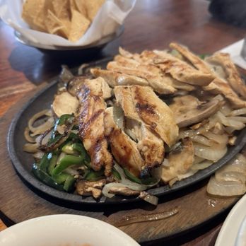 Mi Cocina - Mama's Chicken con Hongos - Mexican Near Me - Irving, Texas Mi Cocina - Mama's Chicken con Hongos - Mexican Near Me - Irving, Texas