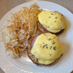 Pickett’s Place On The Ridge - Eggs benedict