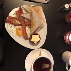 Café Mütlich - Fried eggs, bacon, toast, and black tea