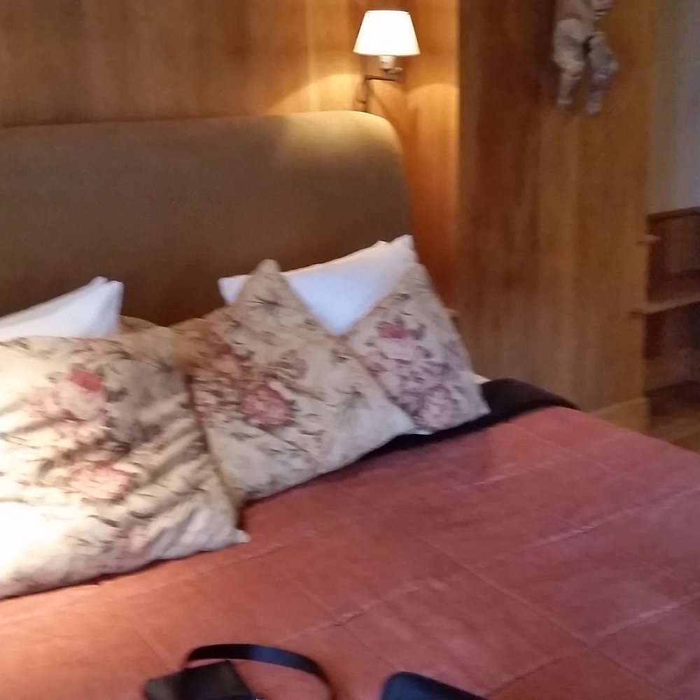 Relais Bourgondisch Cruyce - Plenty of pillows on the bed in the Superior Room - Hotels Near Me - Bruges, VWV