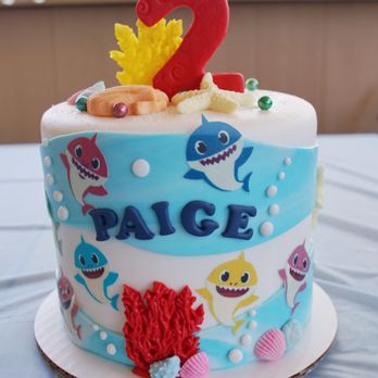 The Pin-up Kitchen - Baby shark cake - Cupcakes Near Me The Pin-up Kitchen - Baby shark cake - Cupcakes Near Me