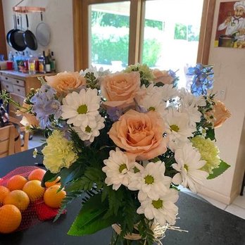 The Flower Company - Gorgeous peach roses with a heavenly scent - Florists Near Me - Palm Desert, California The Flower Company - Gorgeous peach roses with a heavenly scent - Florists Near Me - Palm Desert, California
