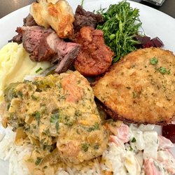 Delícias da Nossa Terra - Mixed Brazilian food from the buffet with some meats added.