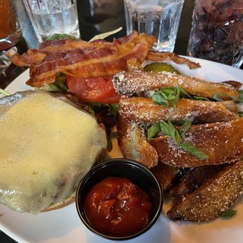 Parlor Bar & Kitchen - Cafe Burger Sandwich - Bars Near Me - Newport, Rhode Island