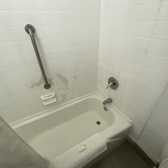 Quality Inn & Suites - Who paints shower tiles? - Hotels Near Me - Ruther Glen, Virginia