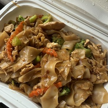 Thai Basil Restaurant - Pad See Ew - Thai Near Me - Visalia, California