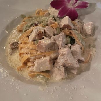 Foretti's - Fettuccine Alfredo with chicken - Italian Near Me - Corona Del Mar, California