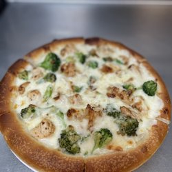 Lakeside Pizza & Seafood - Chicken Broccoli Alfredo Pizza