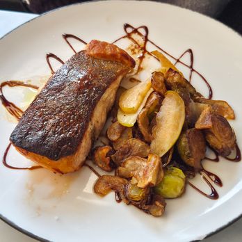 Gatsby's Landing - Salmon - New American Near Me - Roslyn, New York