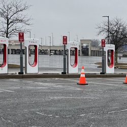 Tesla Supercharger Edison - Look at all those new superchargers being built next to existing ones! 8 more ready soon it seems.